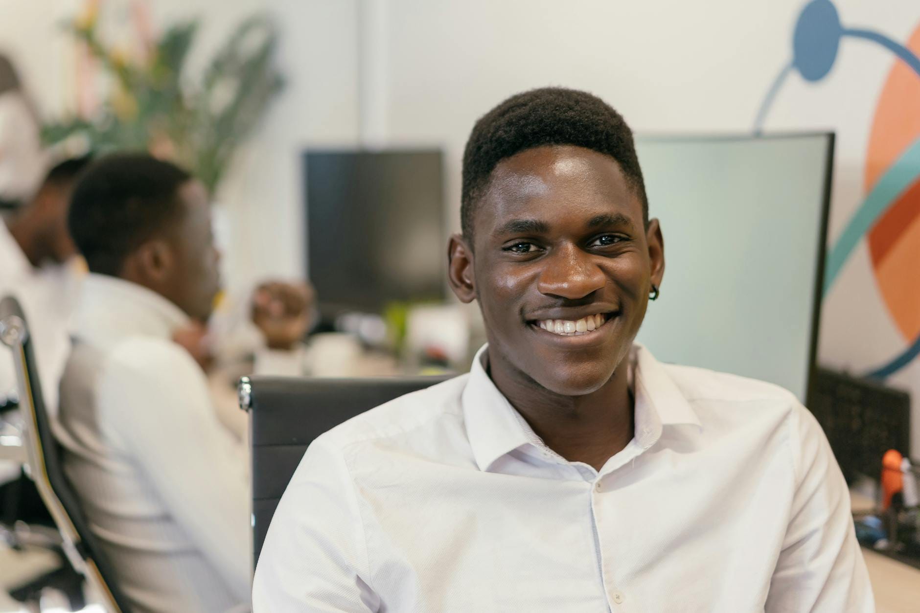Deux entrepreneurs congolais professionnels examinant des documents dans un bureau moderne à Kinshasa, symbolisant la formalisation d'entreprise en RDC.