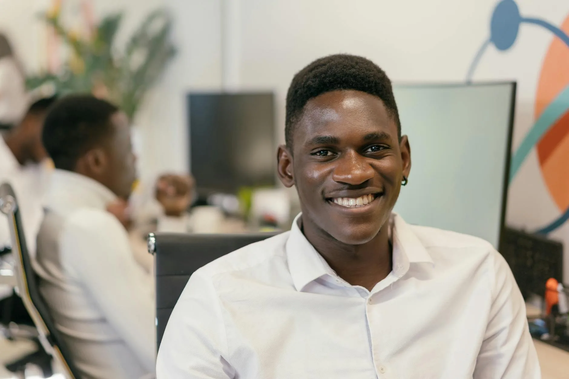 Deux entrepreneurs congolais professionnels examinant des documents dans un bureau moderne à Kinshasa, symbolisant la formalisation d'entreprise en RDC.