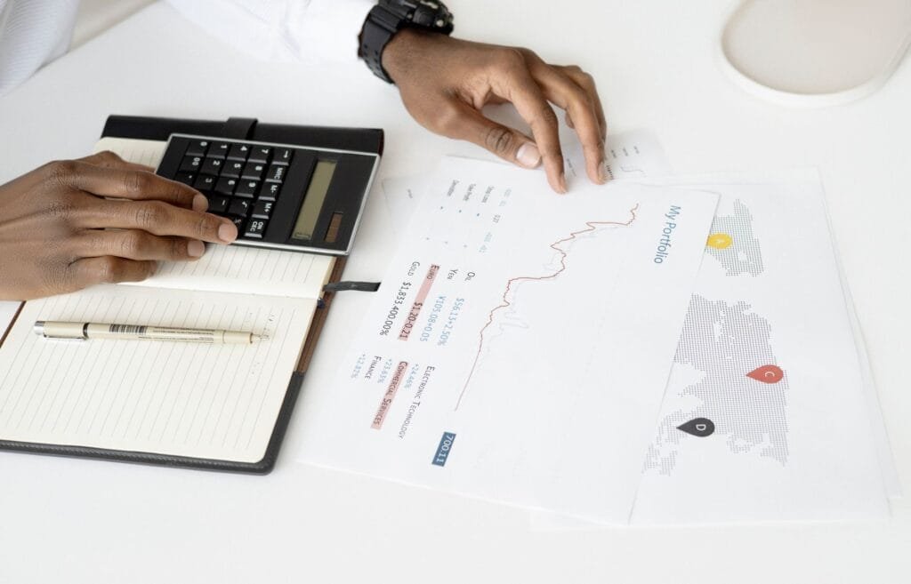 Entrepreneur congolais calculant l'Impôt sur les Bénéfices et Profits (IBP) en RDC dans un bureau professionnel à Kinshasa