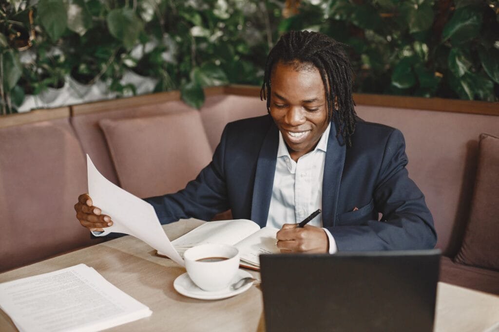 Entrepreneur congolais dans un bureau moderne à Kinshasa, préparant la création de son entreprise en RDC en 2026