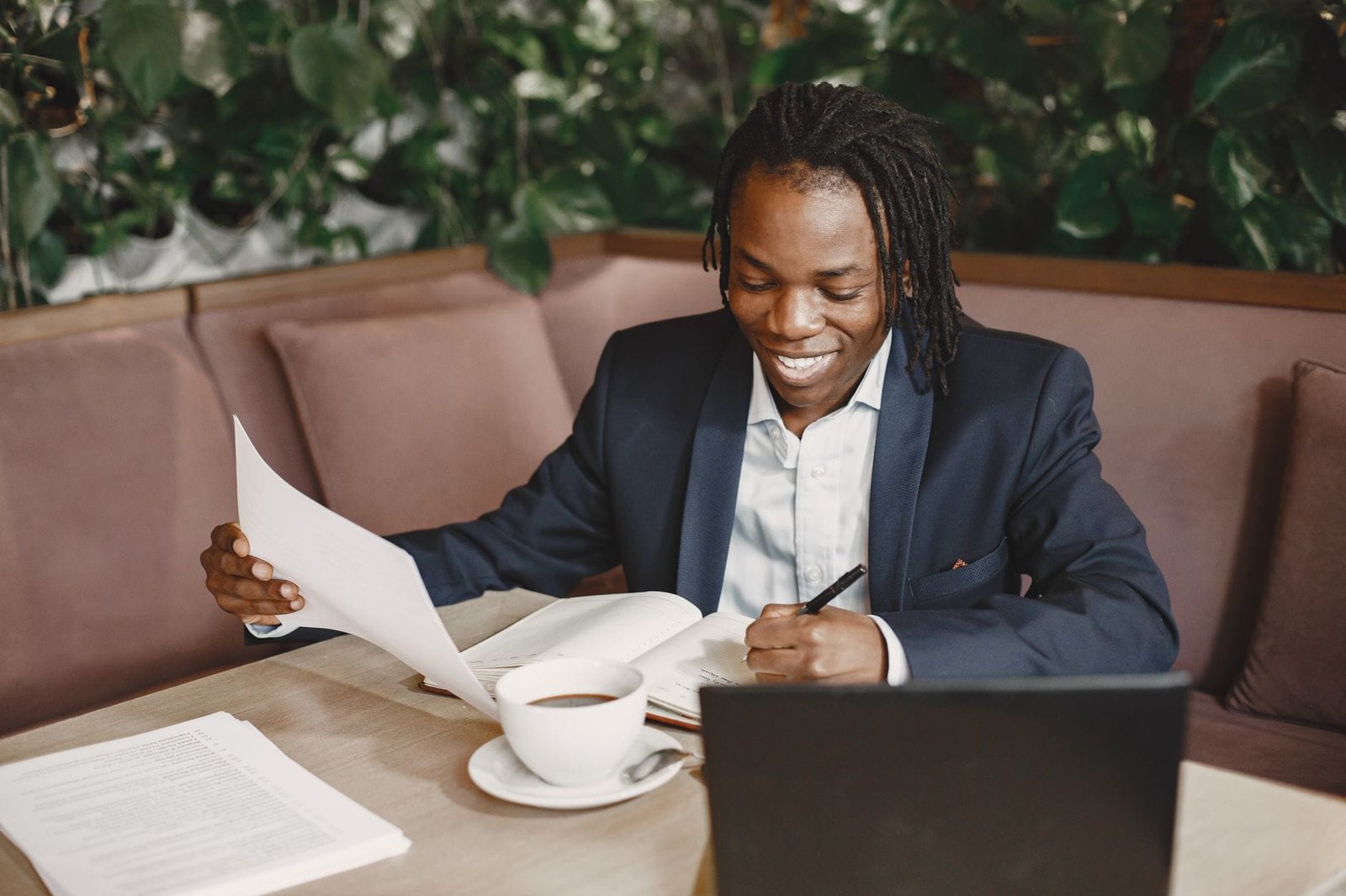 Entrepreneur congolais dans un bureau moderne à Kinshasa, préparant la création de son entreprise en RDC en 2026