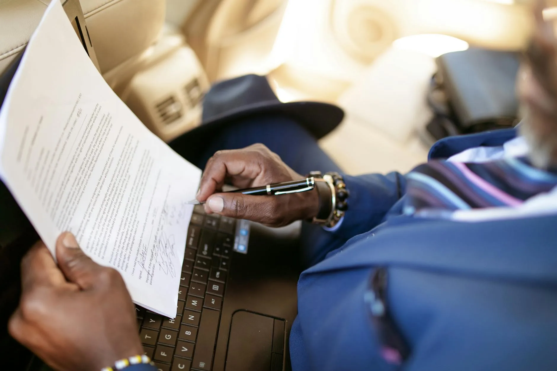 Entrepreneur congolais obtenant son Numéro d'Identification Fiscale (NIF) en RDC dans un bureau de la DGI