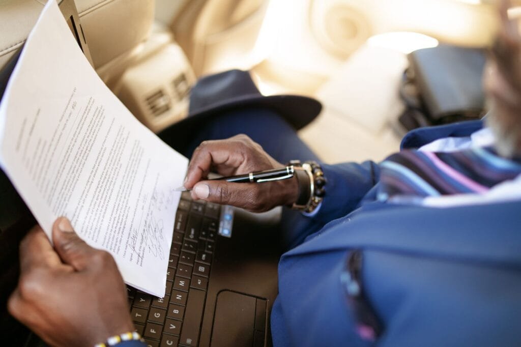 Entrepreneur congolais remplissant une déclaration de TVA en RDC dans un bureau professionnel
