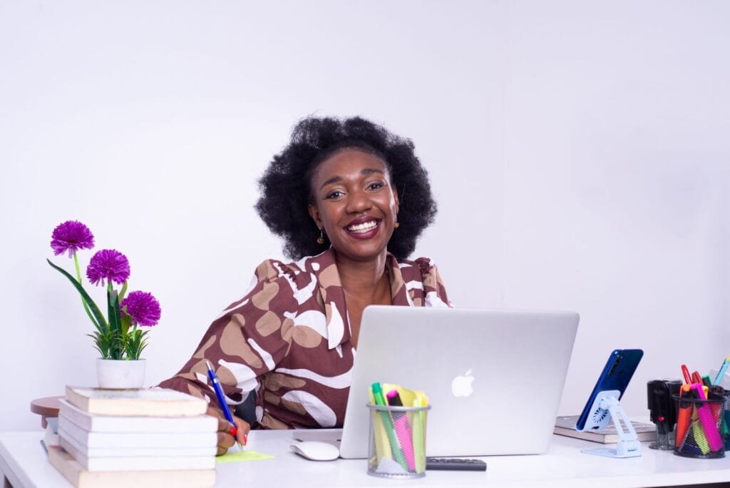 Entrepreneur congolais travaillant sur la création de son auto-entreprise en RDC, avec des documents administratifs et un ordinateur portable.