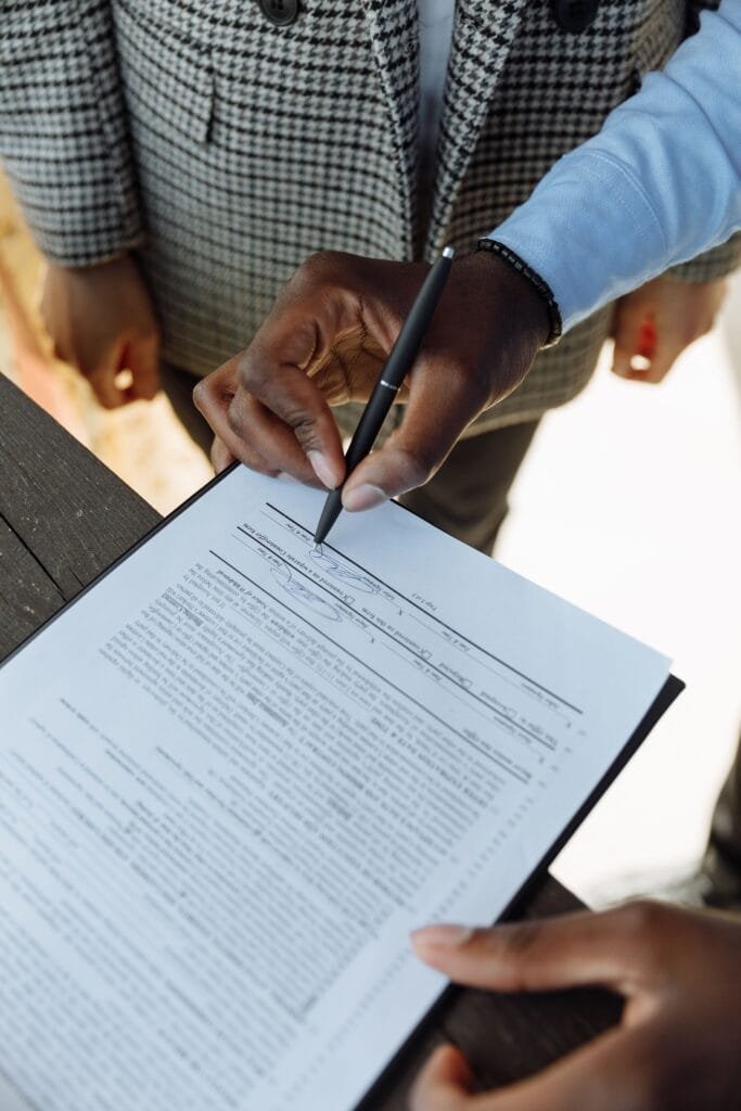 Entrepreneurs en RDC signant un pacte d’associés pour sécuriser leur entreprise