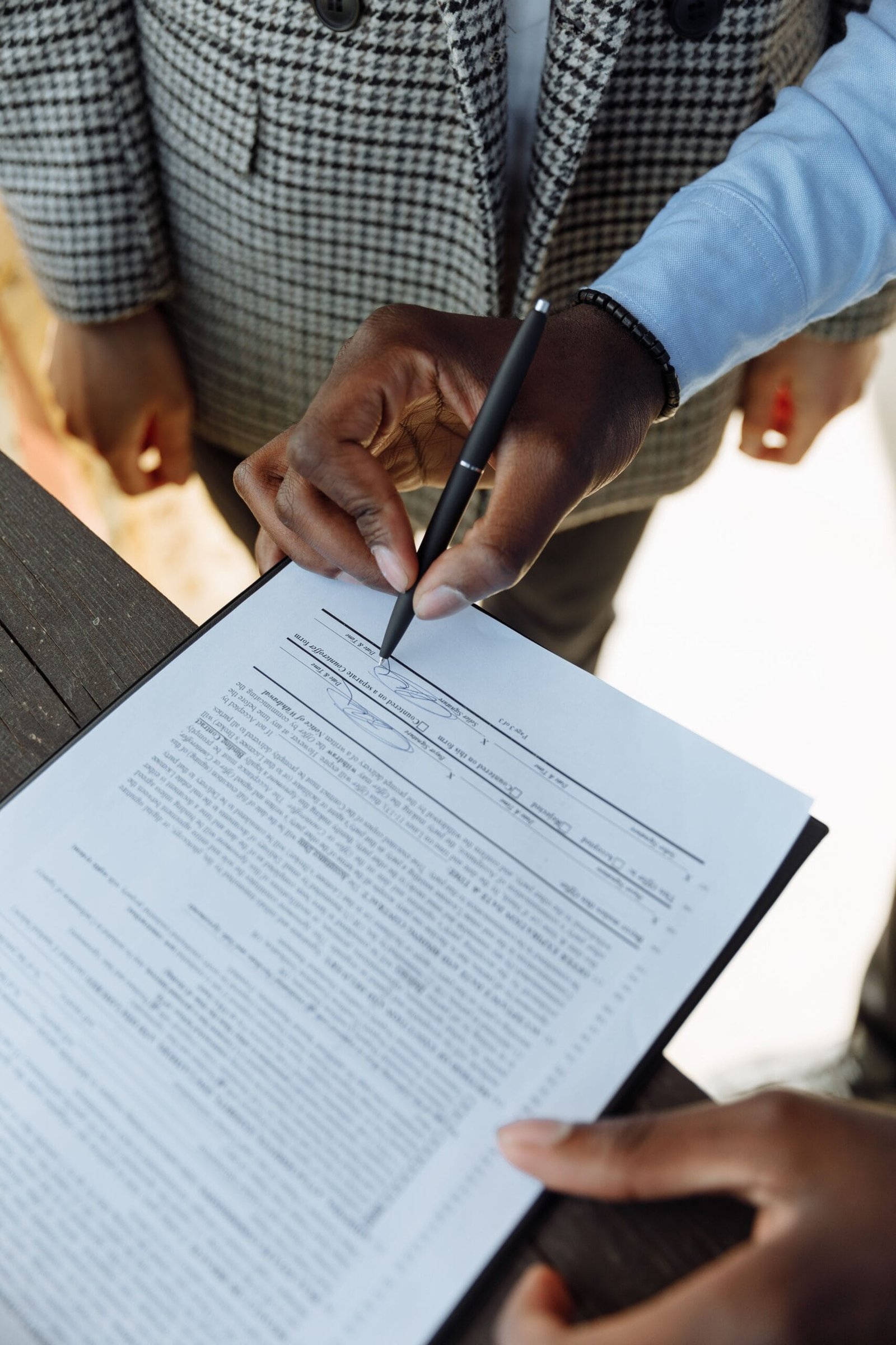 Entrepreneurs en RDC signant un pacte d’associés pour sécuriser leur entreprise