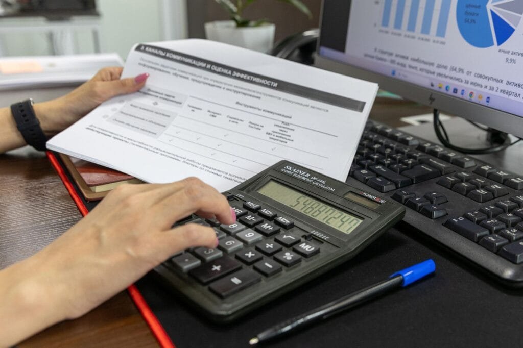 Employeur congolais calculant l'Impôt Professionnel sur les Rémunérations (IPR) en RDC dans un bureau professionnel à Kinshasa.