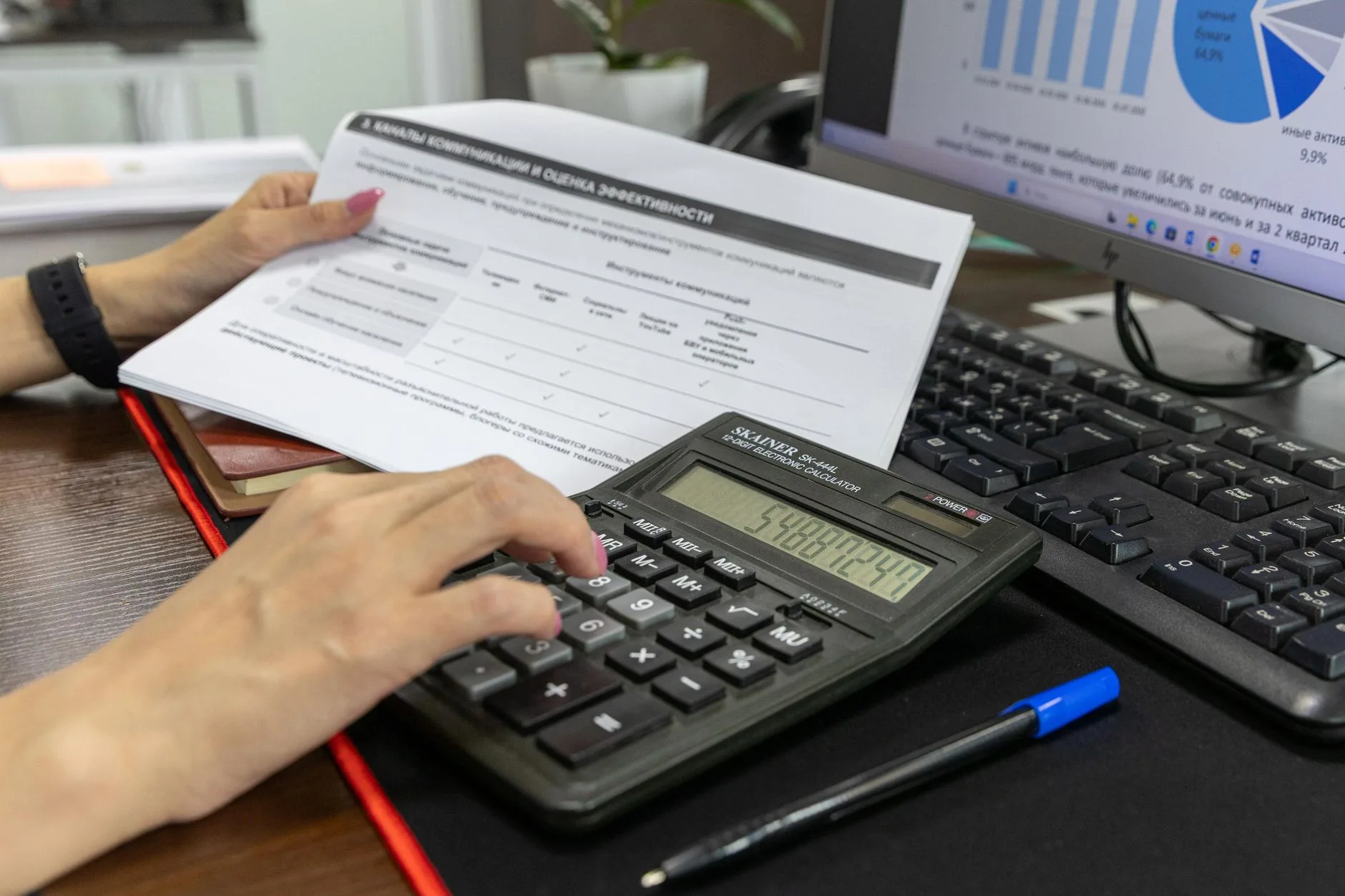 Employeur congolais calculant l'Impôt Professionnel sur les Rémunérations (IPR) en RDC dans un bureau professionnel à Kinshasa.