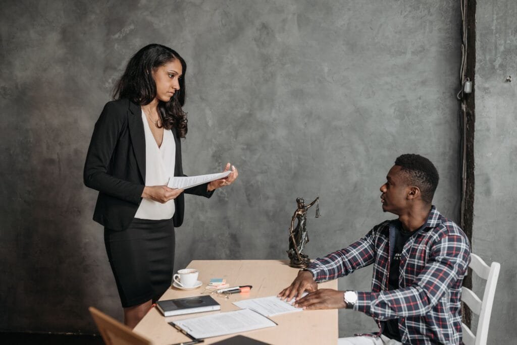 Entrepreneurs congolais discutant des implications du droit OHADA pour leur entreprise en RDC