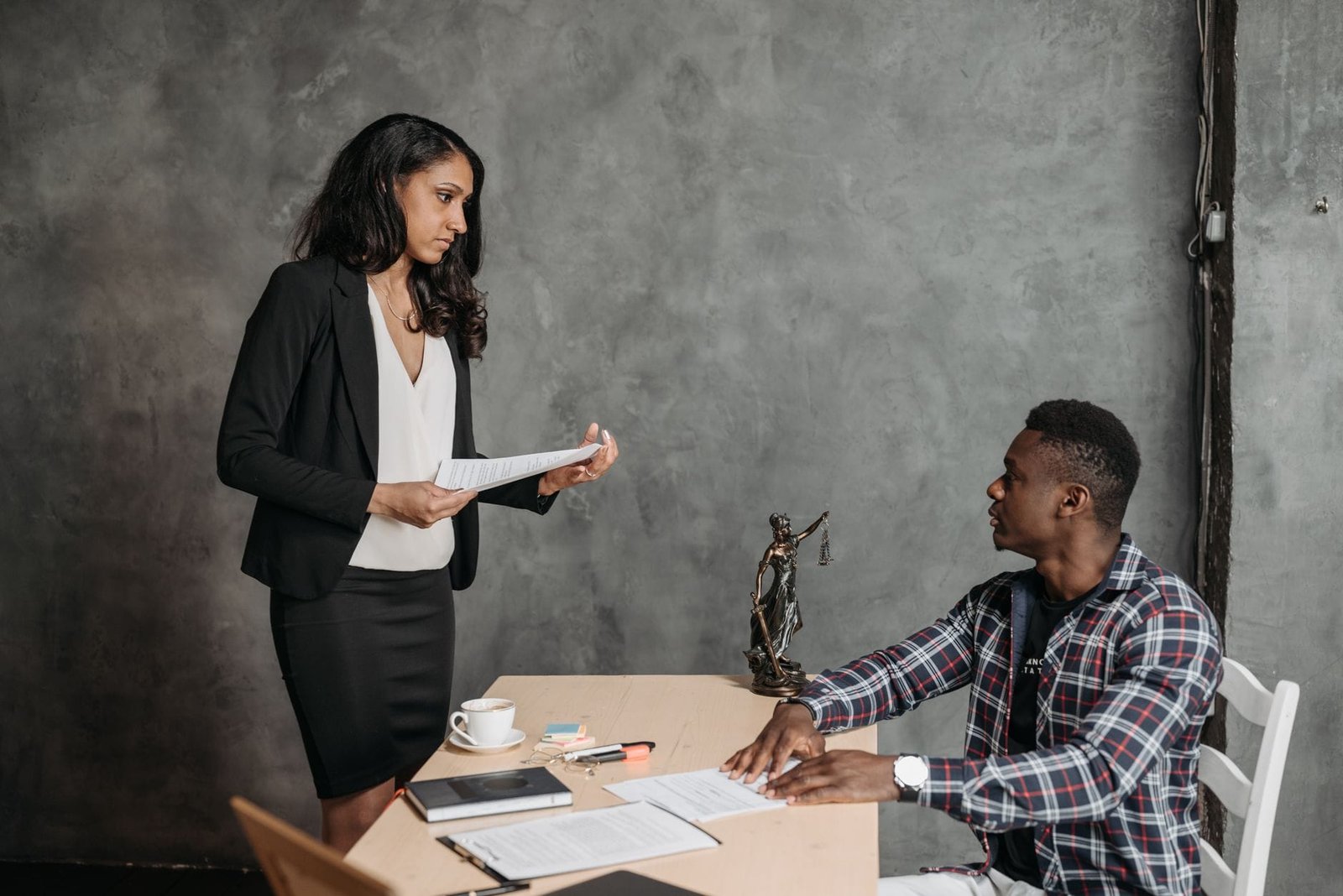 Entrepreneurs congolais discutant des implications du droit OHADA pour leur entreprise en RDC