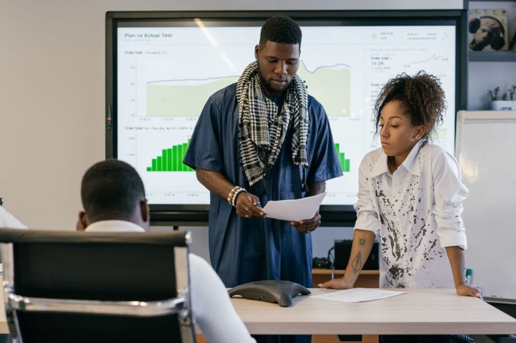 Entrepreneurs de la diaspora congolaise analysant le financement de leur projet d'entreprise en RDC