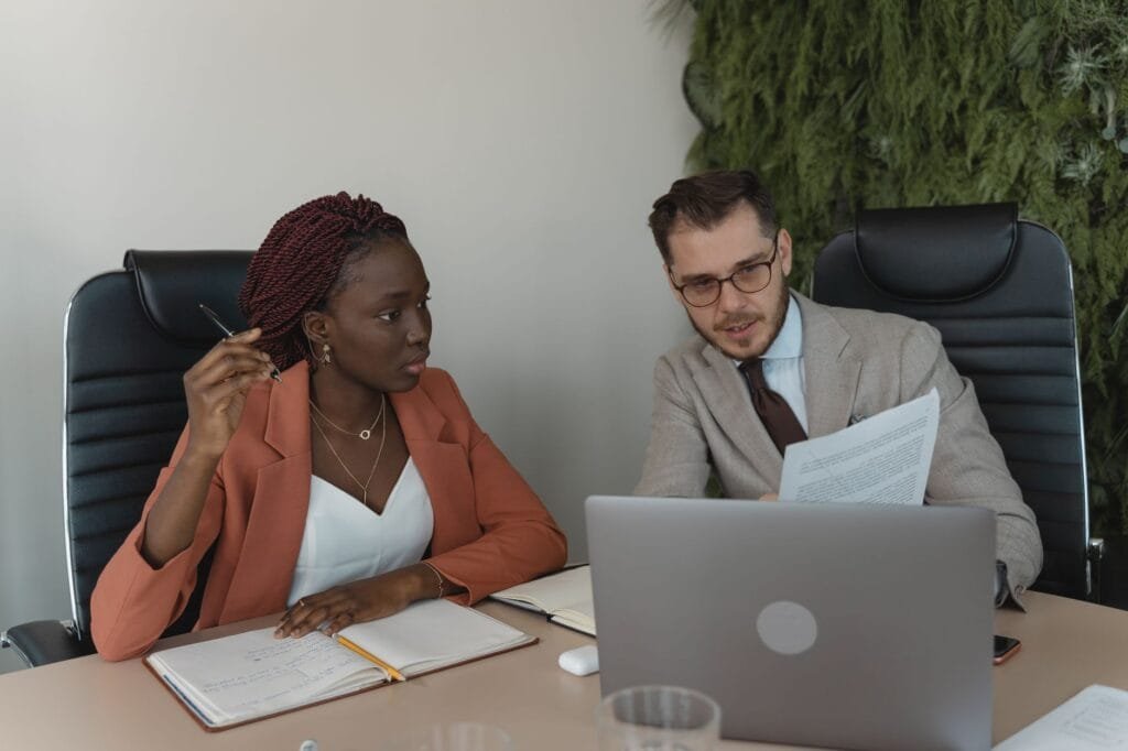 Entrepreneurs en RDC discutant des avantages fiscaux du Code des Investissements dans un bureau moderne à Kinshasa.