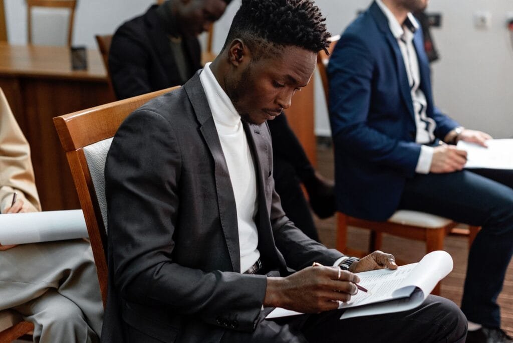 Équipe d'entrepreneurs africains en réunion pour la création d'une entreprise à Kinshasa, RDC