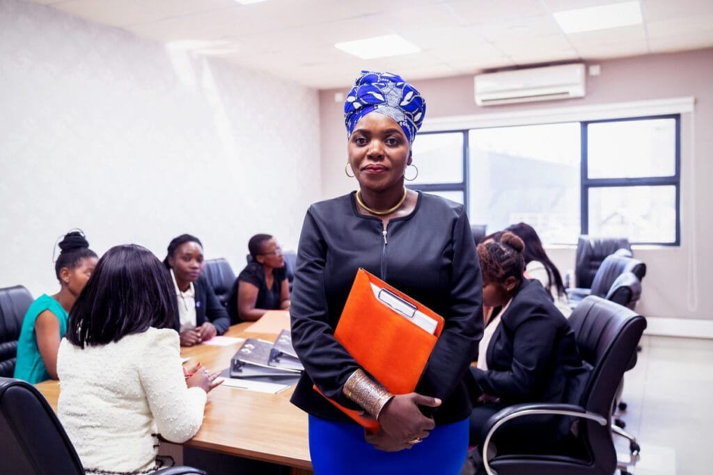 Entrepreneurs congolais discutant des implications du droit OHADA pour leur entreprise en RDC