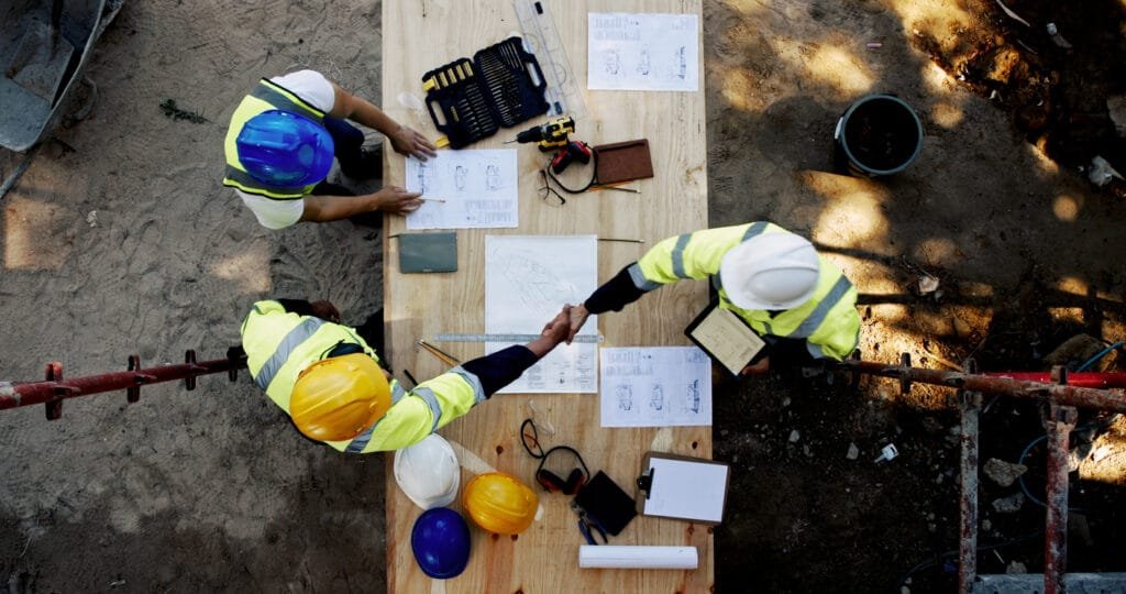 Entrepreneur congolais travaillant sur la création d'une entreprise à Kinshasa depuis l'étranger avec des outils digitaux et un accompagnement juridique