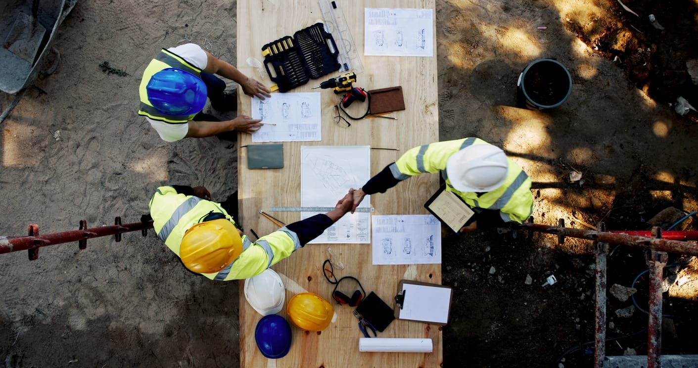 Entrepreneur congolais travaillant sur la création d'une entreprise à Kinshasa depuis l'étranger avec des outils digitaux et un accompagnement juridique